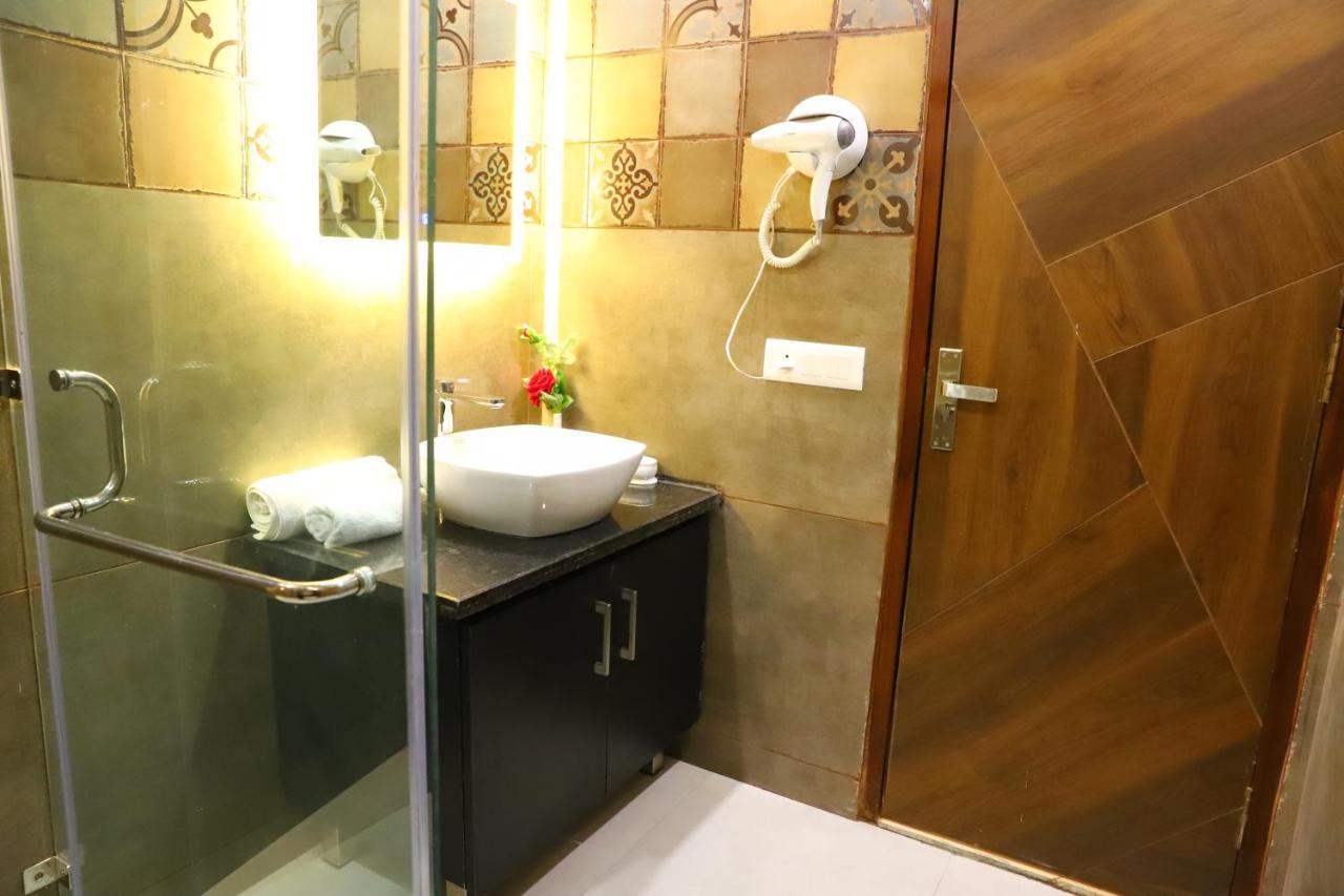 Hotel Malbork Inn Rajouri Garden Delhi - Couple Friendly Local Ids Accepted New Delhi Ngoại thất bức ảnh